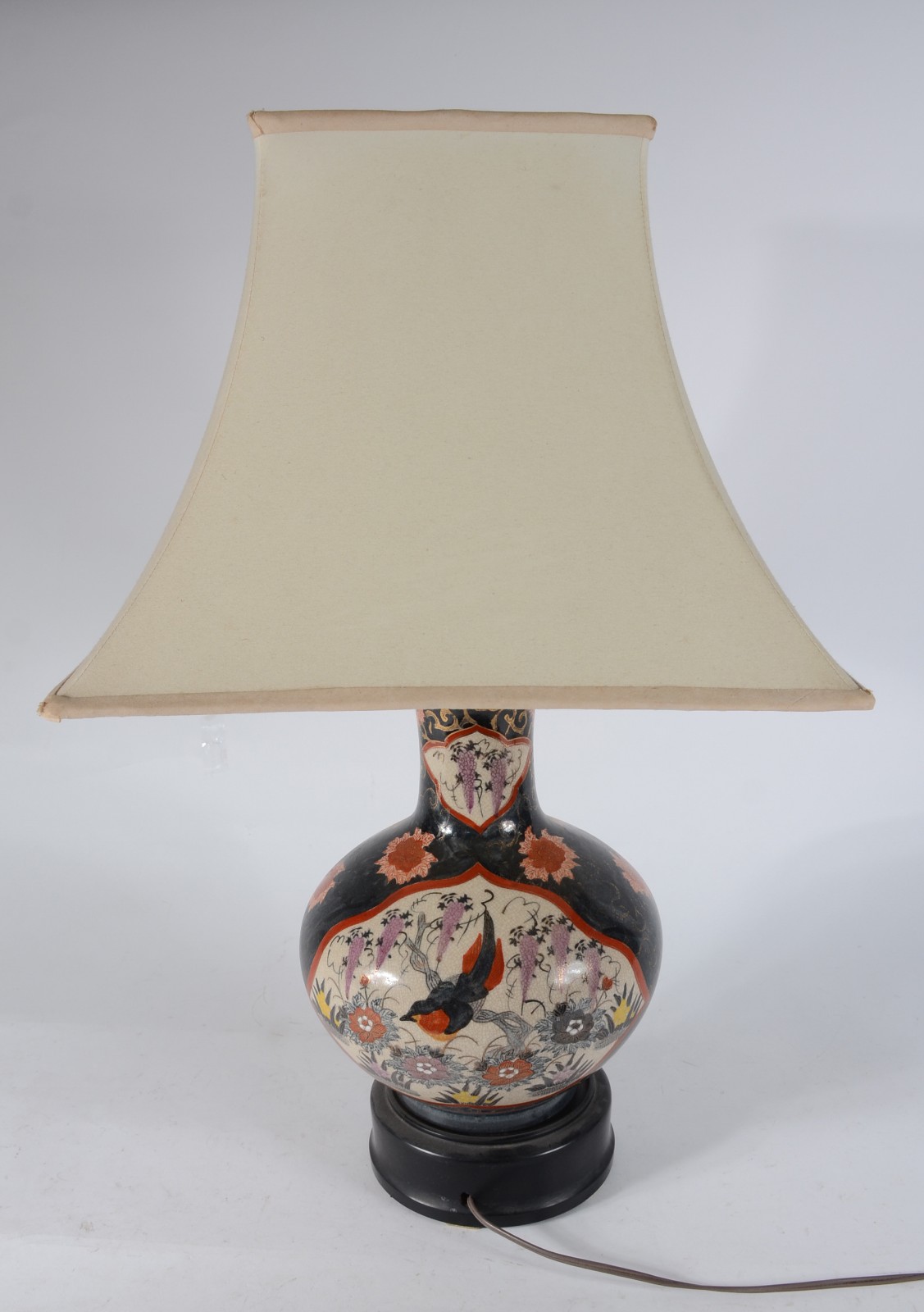 Abatjour de porcelana oriental decorada com pássaro e flores em... - foto 3 de 5