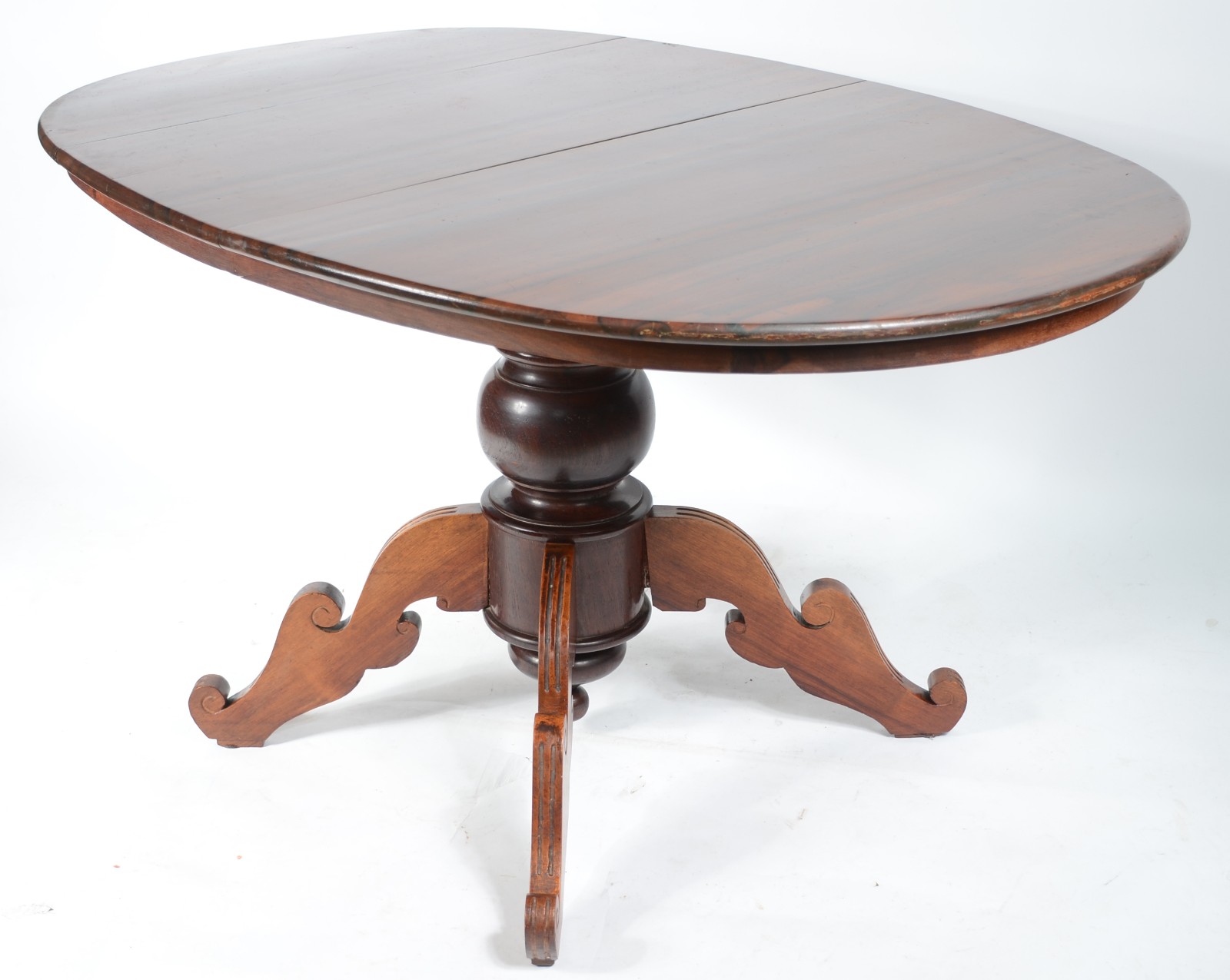 Mesa de jantar feitio oval de madeira nobre, apoio em coluna central... - foto 1 de 6