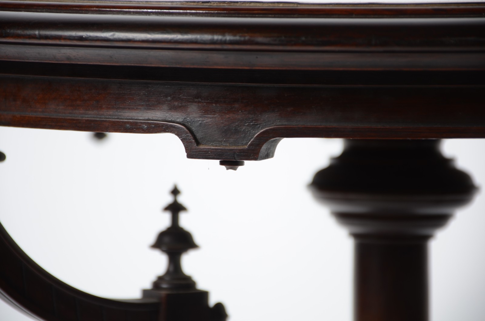 Mesa redonda de madeira nobre, apoio em coluna central torneada com... - foto 8 de 10