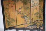 Biombo chinês de 6 folhas em madeira laqueada d... - Biombo chinês de 6 folhas em madeira laqueada de preto, decorado com flores, pássaros e bambús em policromia sobre fundo dourado. Desgastes nas ...