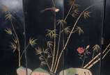 Biombo chinês de 6 folhas em madeira laqueada d... - Biombo chinês de 6 folhas em madeira laqueada de preto, decorado com flores, pássaros e bambús em policromia sobre fundo dourado. Desgastes nas ...