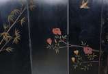 Biombo chinês de 6 folhas em madeira laqueada d... - Biombo chinês de 6 folhas em madeira laqueada de preto, decorado com flores, pássaros e bambús em policromia sobre fundo dourado. Desgastes nas ...
