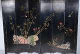 Biombo chinês de 6 folhas em madeira laqueada d... - Biombo chinês de 6 folhas em madeira laqueada de preto, decorado com flores, pássaros e bambús em policromia sobre fundo dourado. Desgastes nas ...