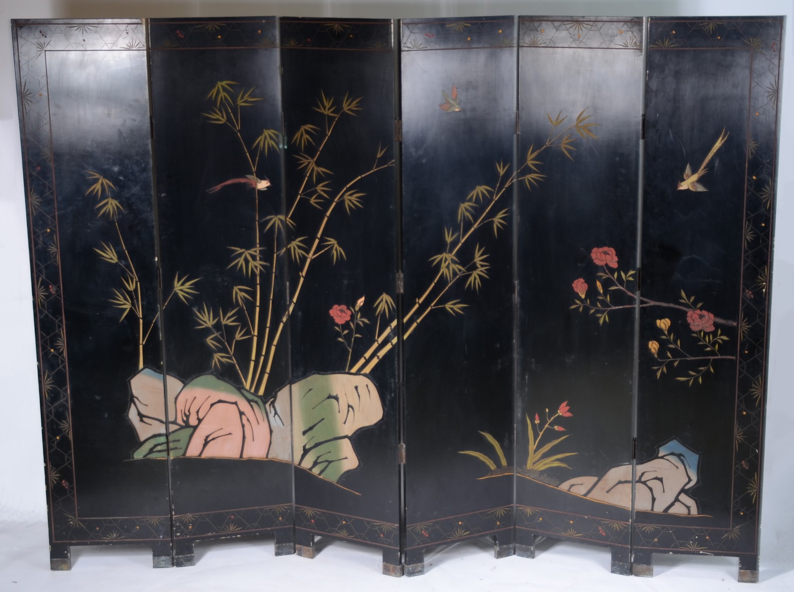 Biombo chinês de 6 folhas em madeira laqueada de preto, decorado com... - foto 6 de 7
