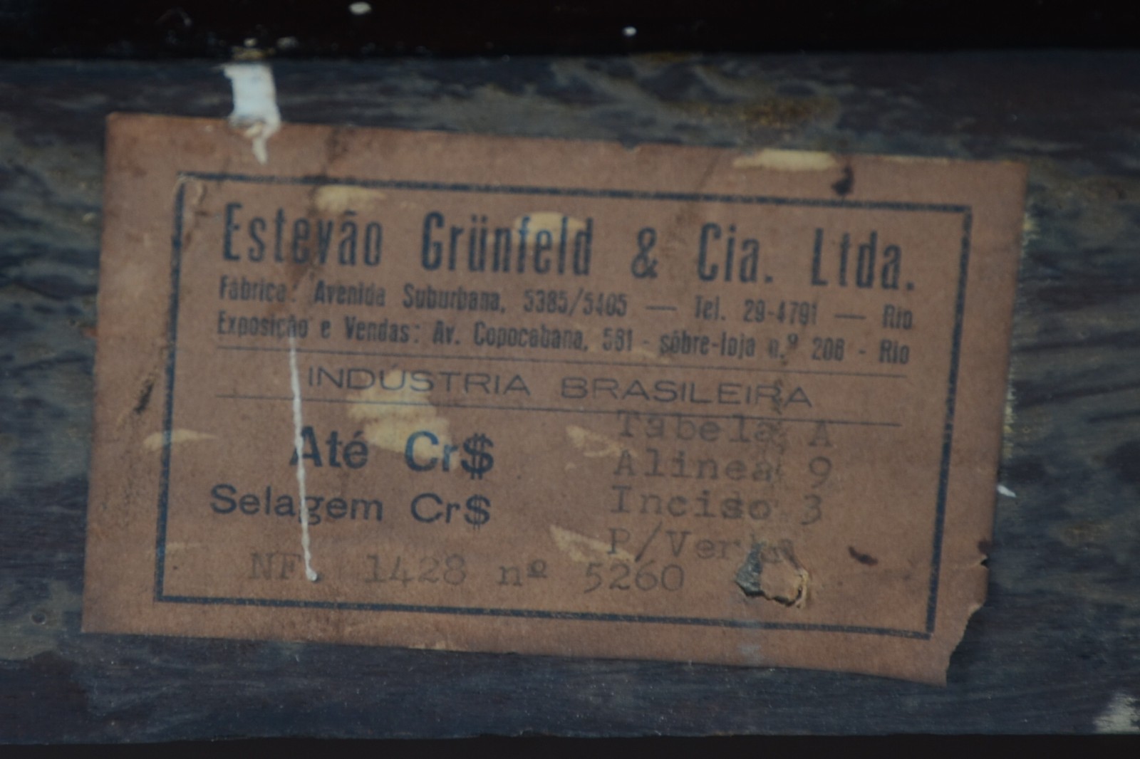 Móvel vitrola de madeira nobre com duas portas trabalhadas com... - foto 11 de 11