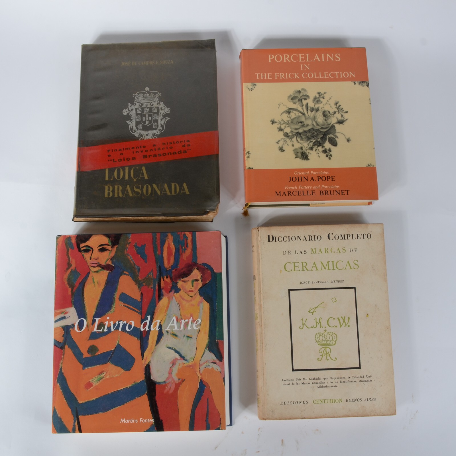 Quatro livros diversos, sendo: A) Loiça Brasonada; B) Porcelains in... - foto 1 de 8