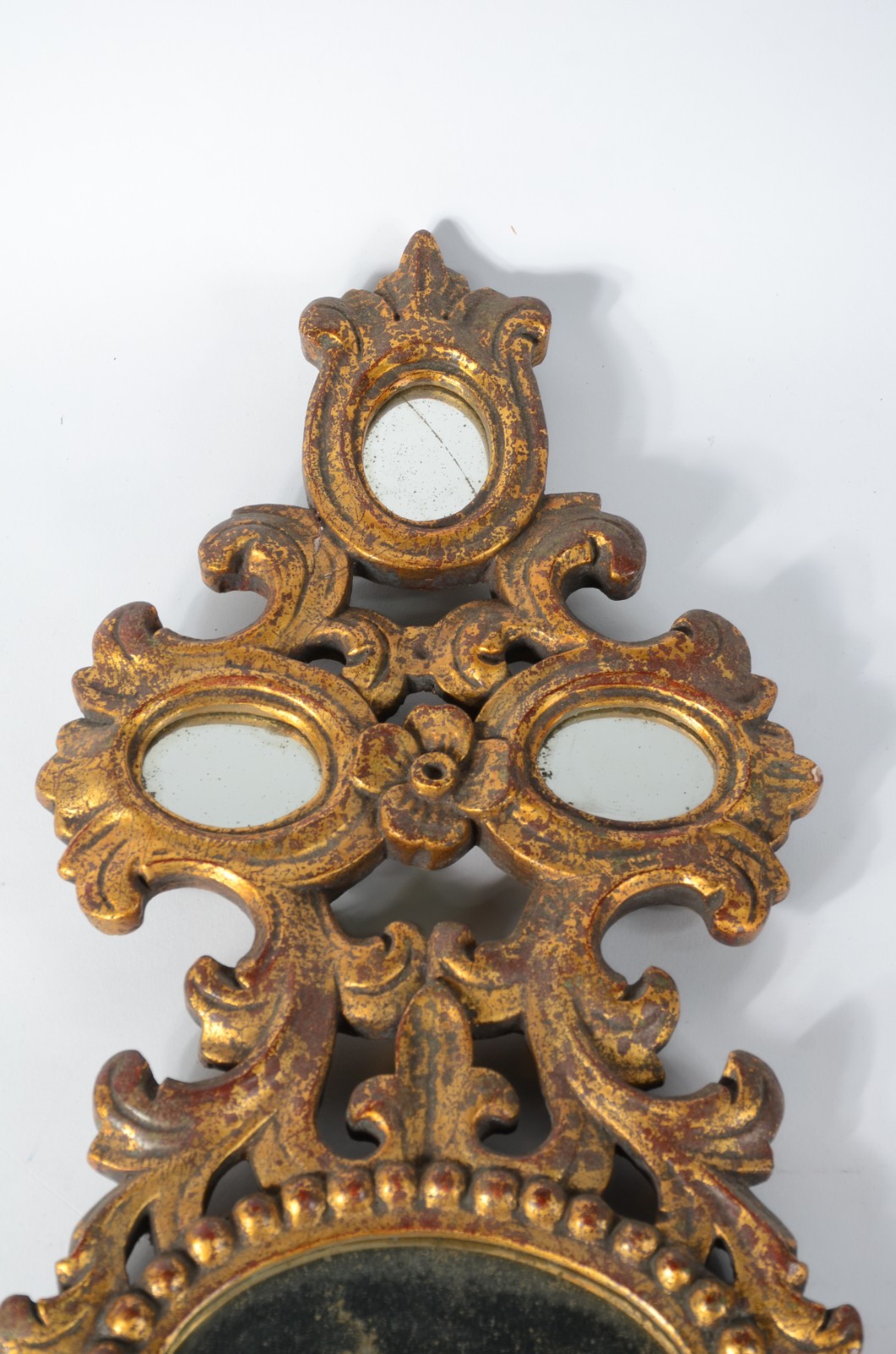 Espelho decorativo com moldura de madeira recortada e dourada... - foto 3 de 9