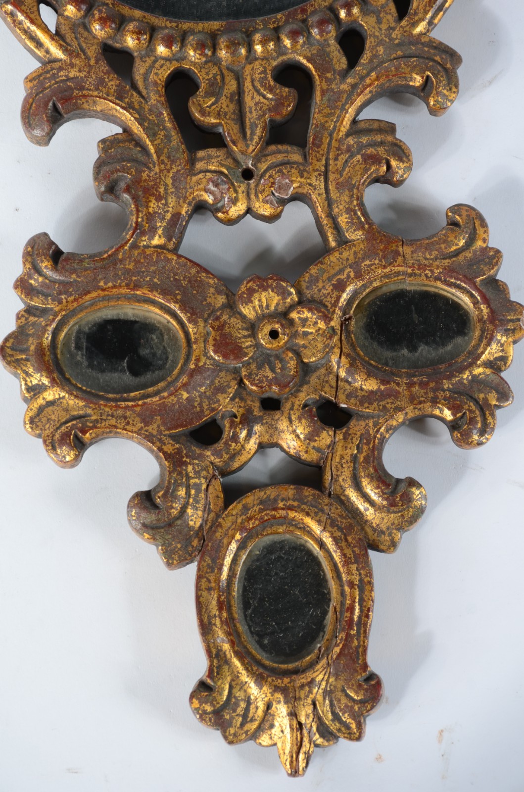 Espelho decorativo com moldura de madeira recortada e dourada... - foto 4 de 9