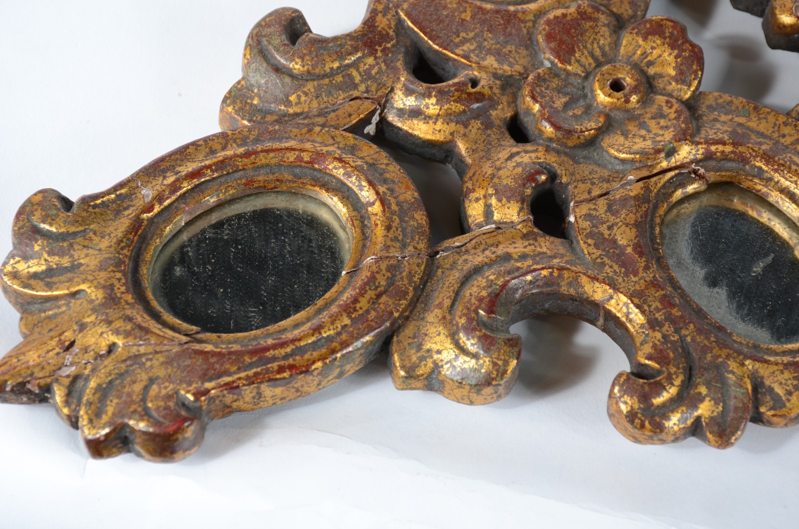 Espelho decorativo com moldura de madeira recortada e dourada... - foto 7 de 9