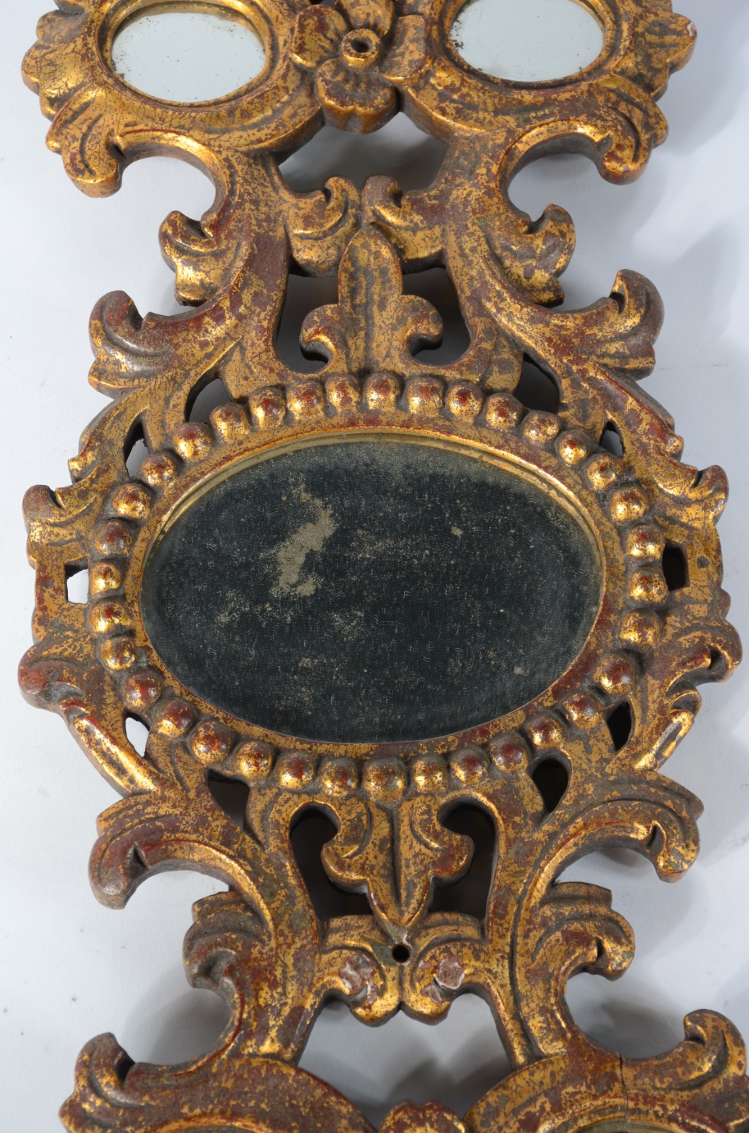 Espelho decorativo com moldura de madeira recortada e dourada... - foto 9 de 9