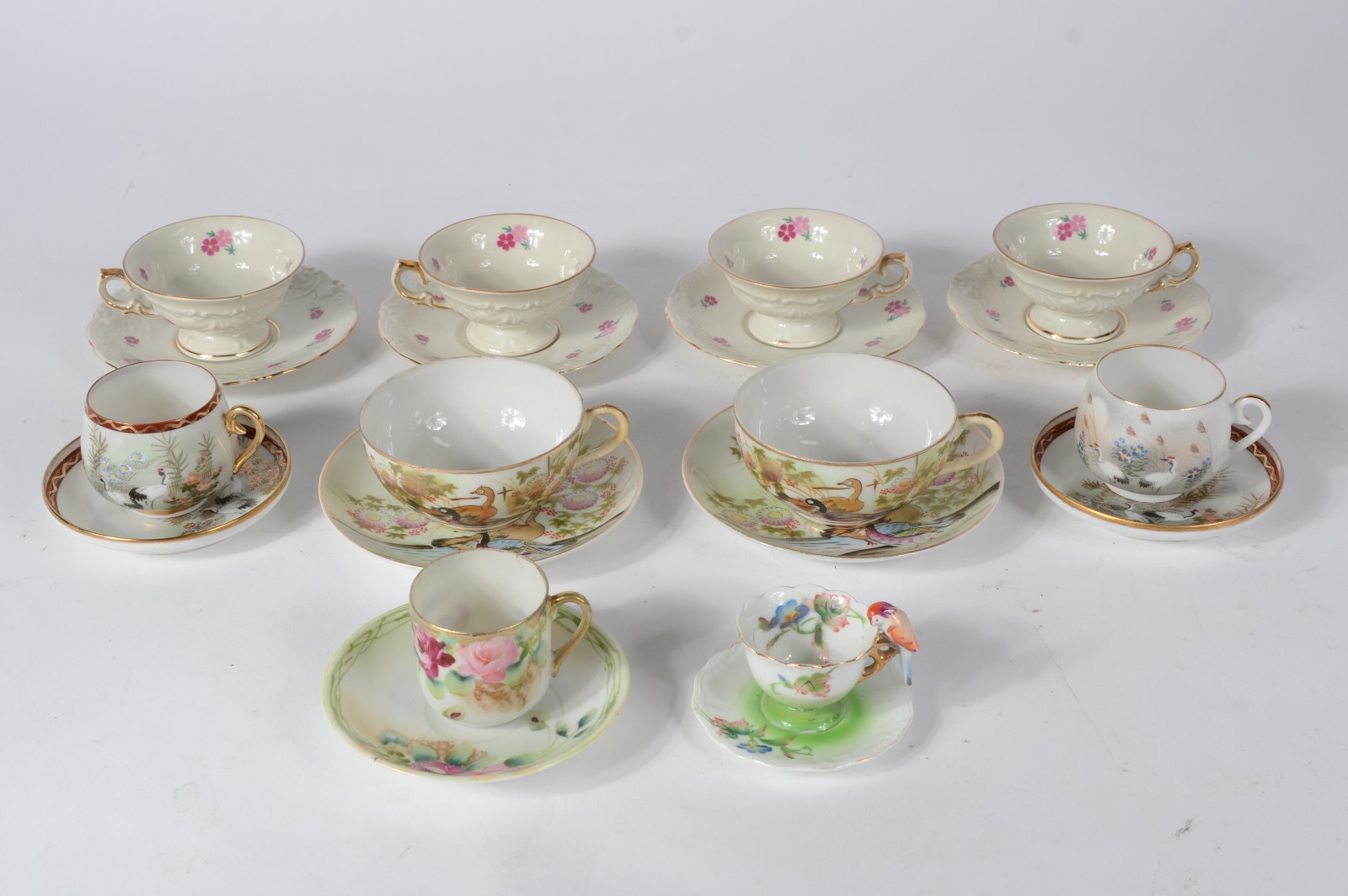 Coleção com 10 xícaras de chá e café de diversos modelos e... - foto 1 de 10