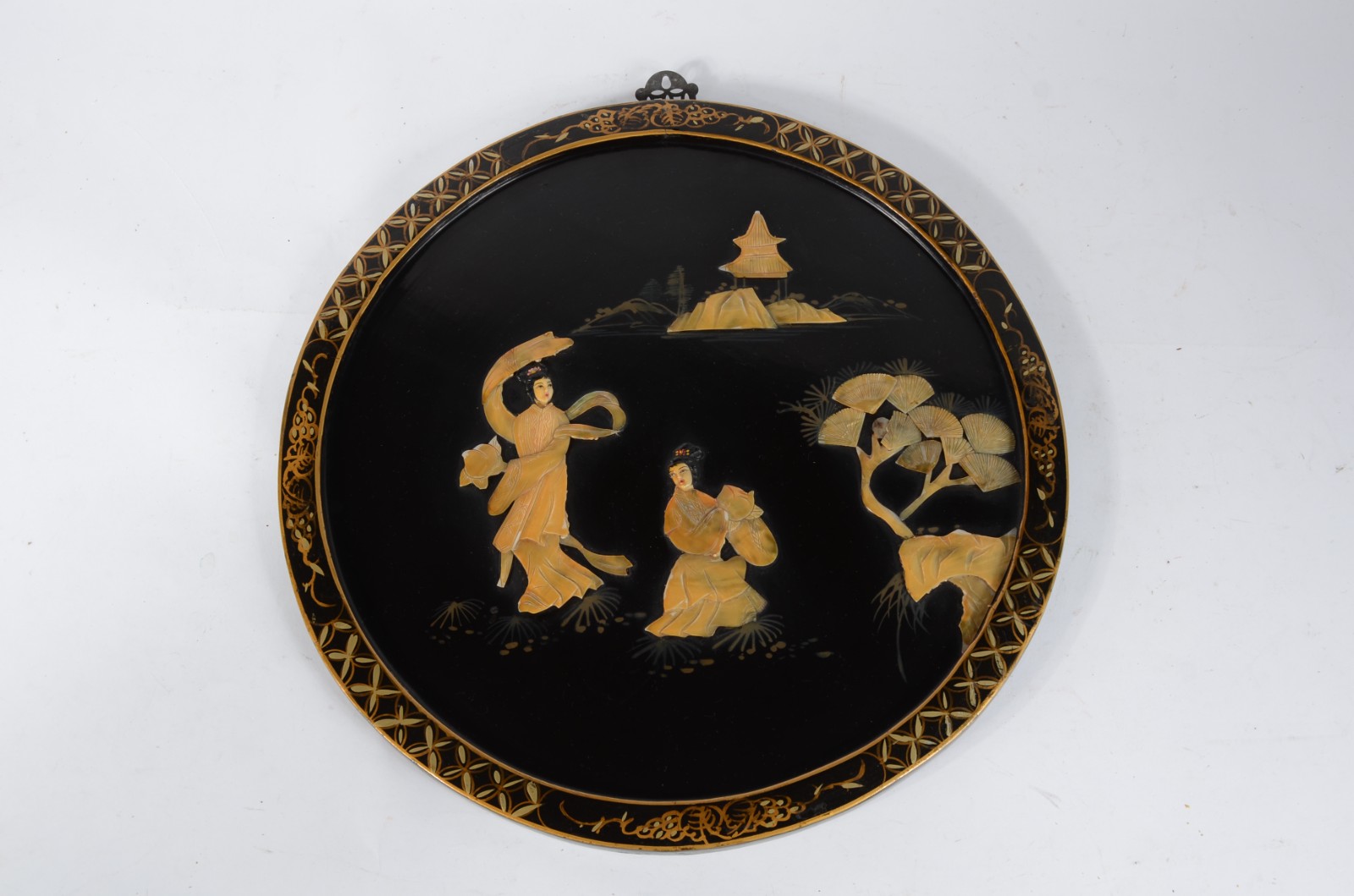 Placa oriental com figuras de gueixas em relevo sobre fundo de lacca... - foto 1 de 2