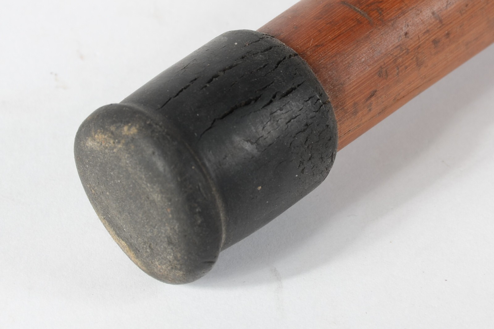 Bengala de madeira com estilete interno de metal (oxidações). - foto 4 de 7