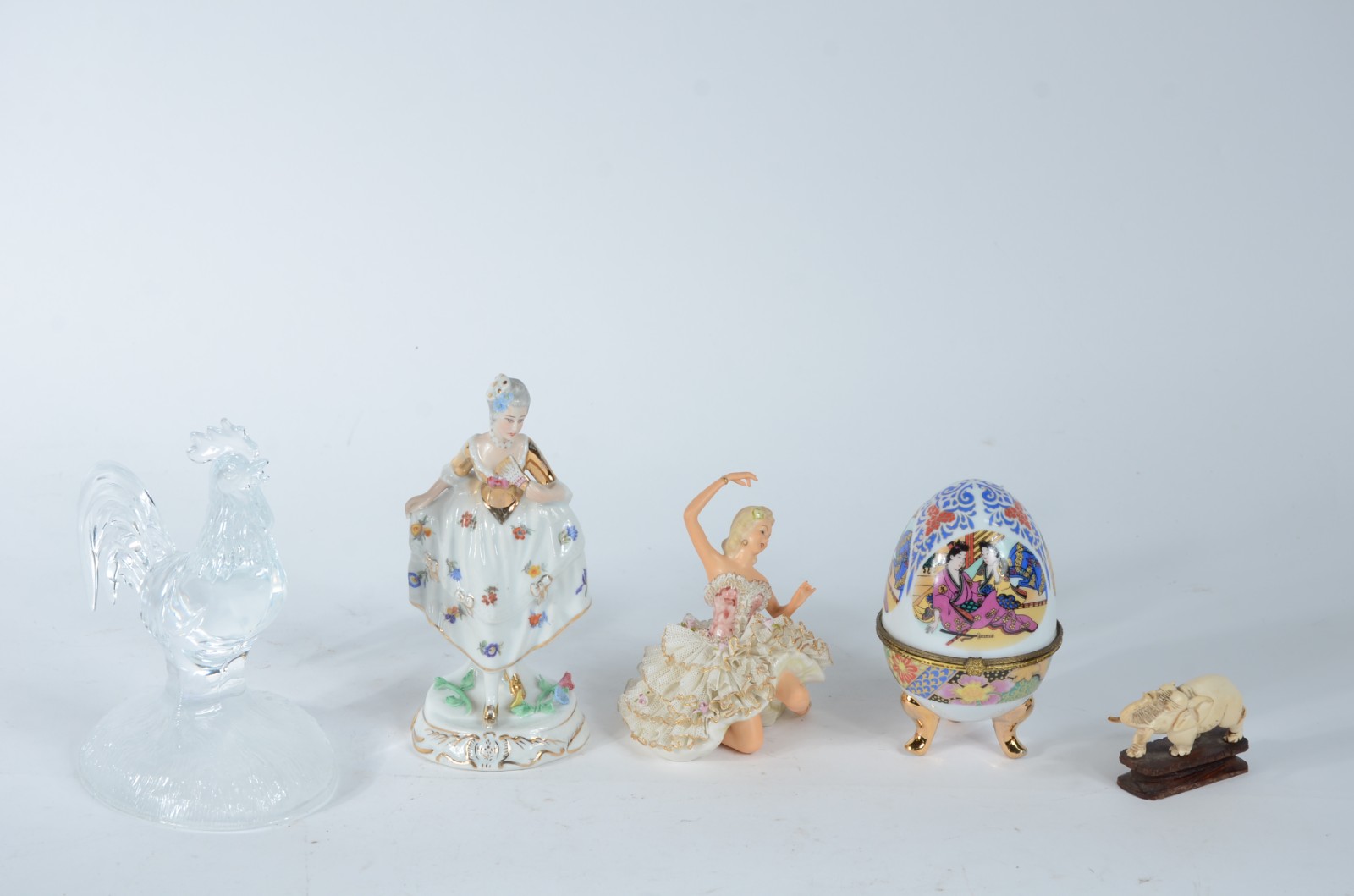 Cinco peças diversas, sendo: 2 estatuetas de porcelana; escultura de... - foto 1 de 5