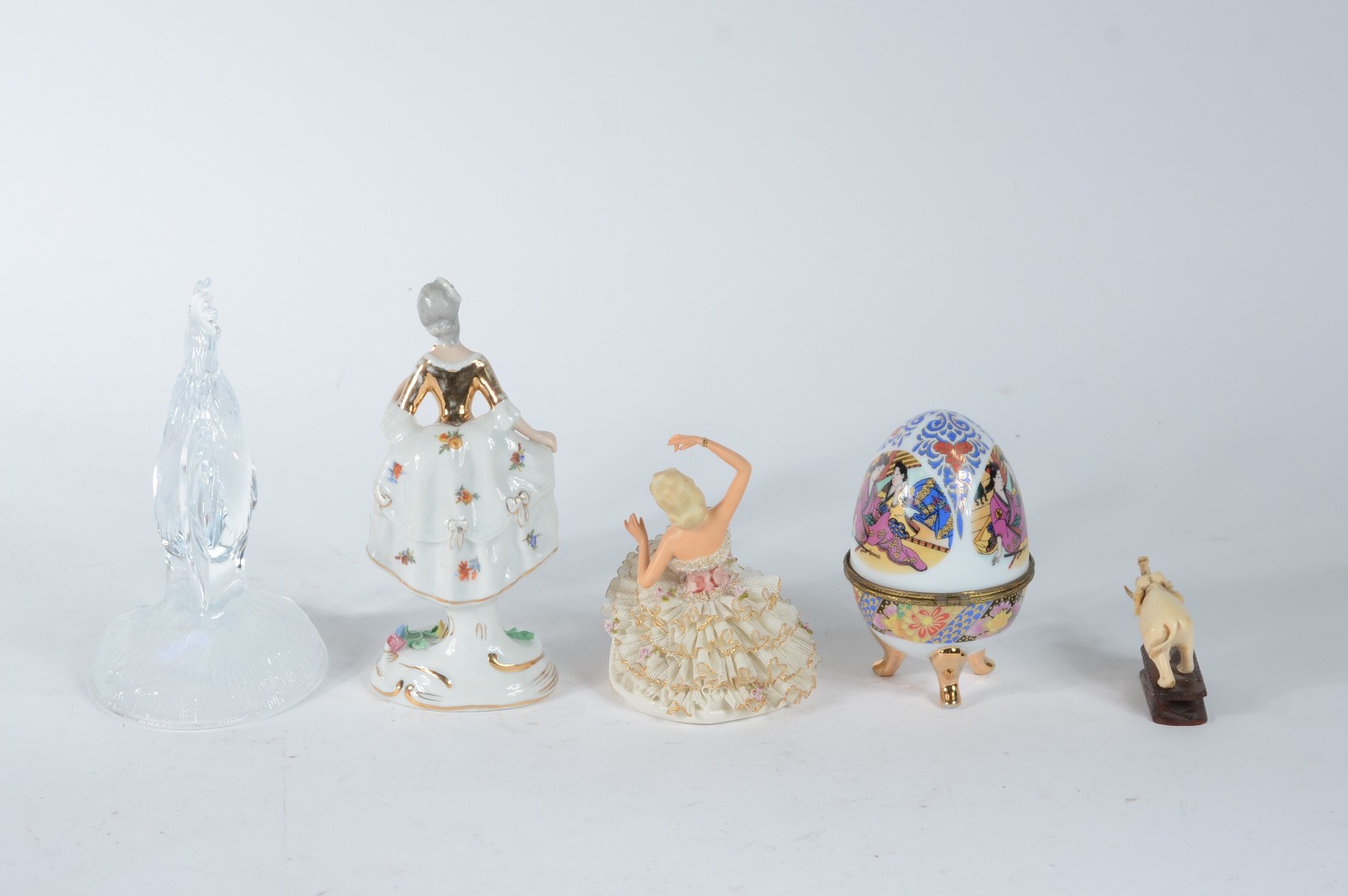 Cinco peças diversas, sendo: 2 estatuetas de porcelana; escultura de... - foto 2 de 5