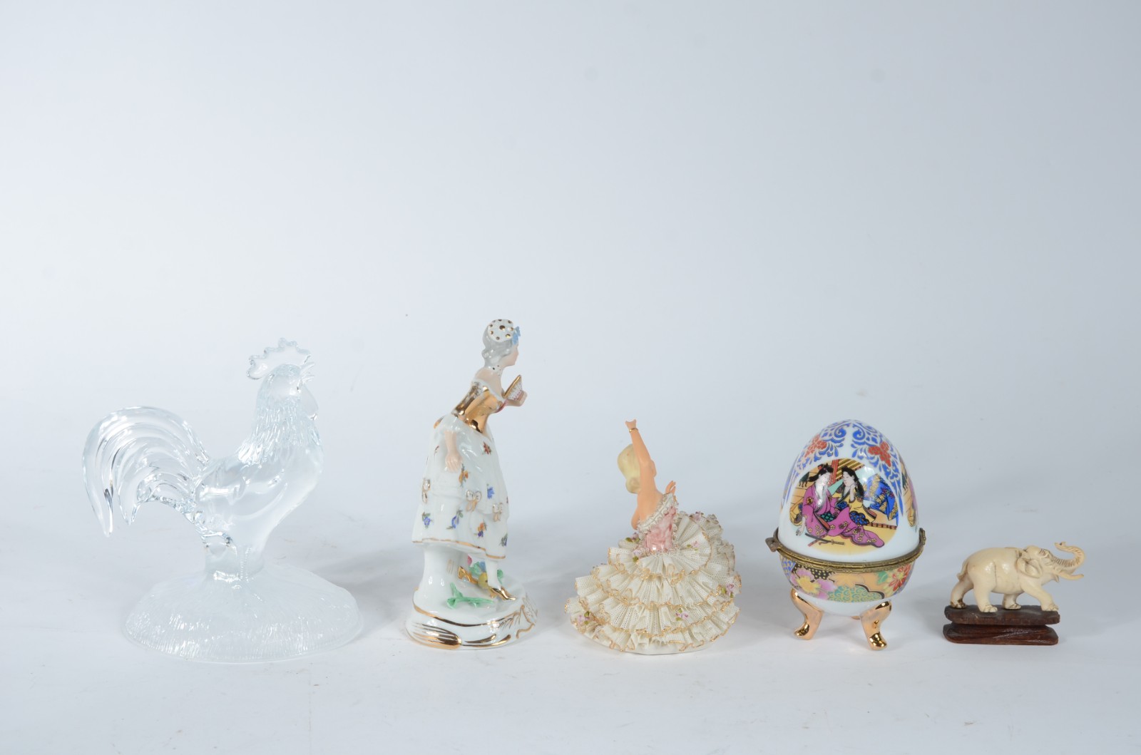 Cinco peças diversas, sendo: 2 estatuetas de porcelana; escultura de... - foto 3 de 5