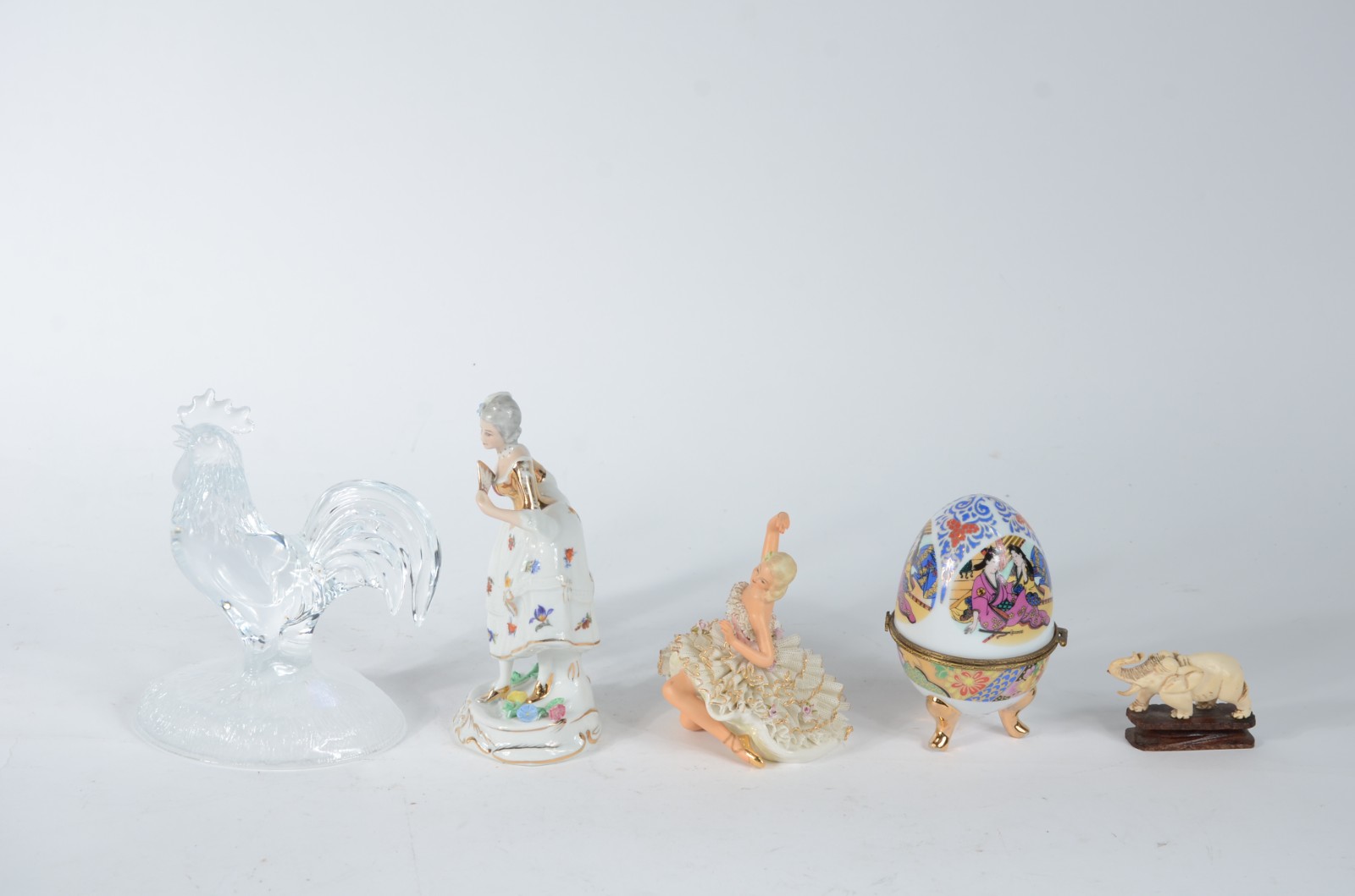 Cinco peças diversas, sendo: 2 estatuetas de porcelana; escultura de... - foto 4 de 5