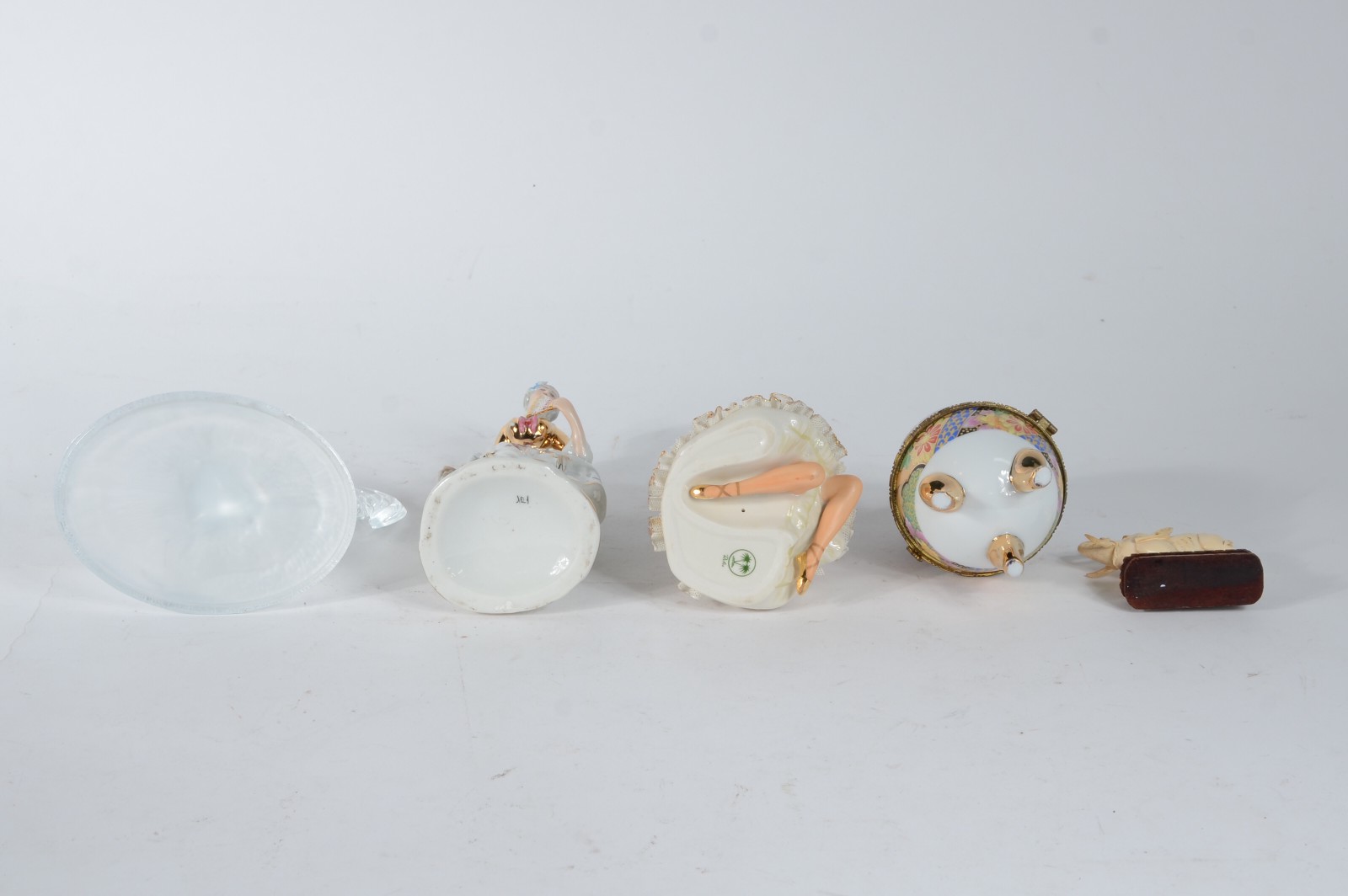Cinco peças diversas, sendo: 2 estatuetas de porcelana; escultura de... - foto 5 de 5