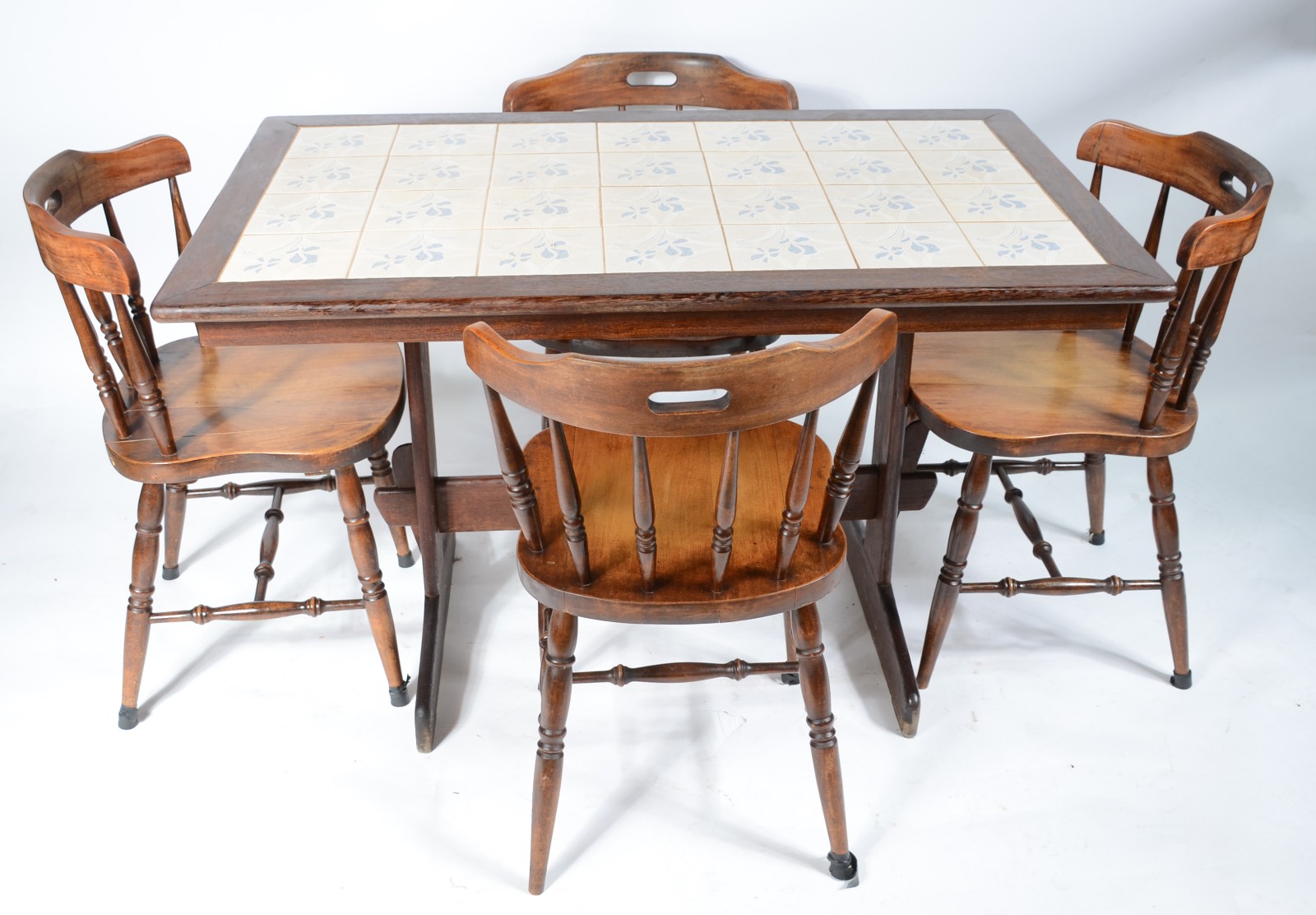 Conjunto com mesa de madeira e tampo forrado com azulejos, acompanham... - foto 1 de 9