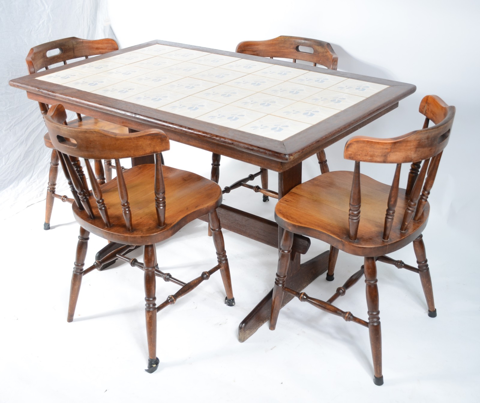 Conjunto com mesa de madeira e tampo forrado com azulejos, acompanham... - foto 3 de 9