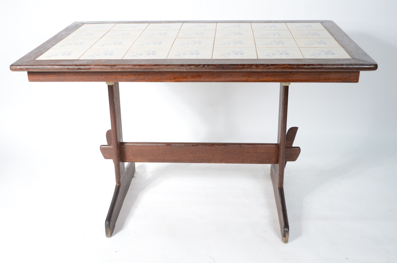 Conjunto com mesa de madeira e tampo forrado com azulejos, acompanham... - foto 5 de 9