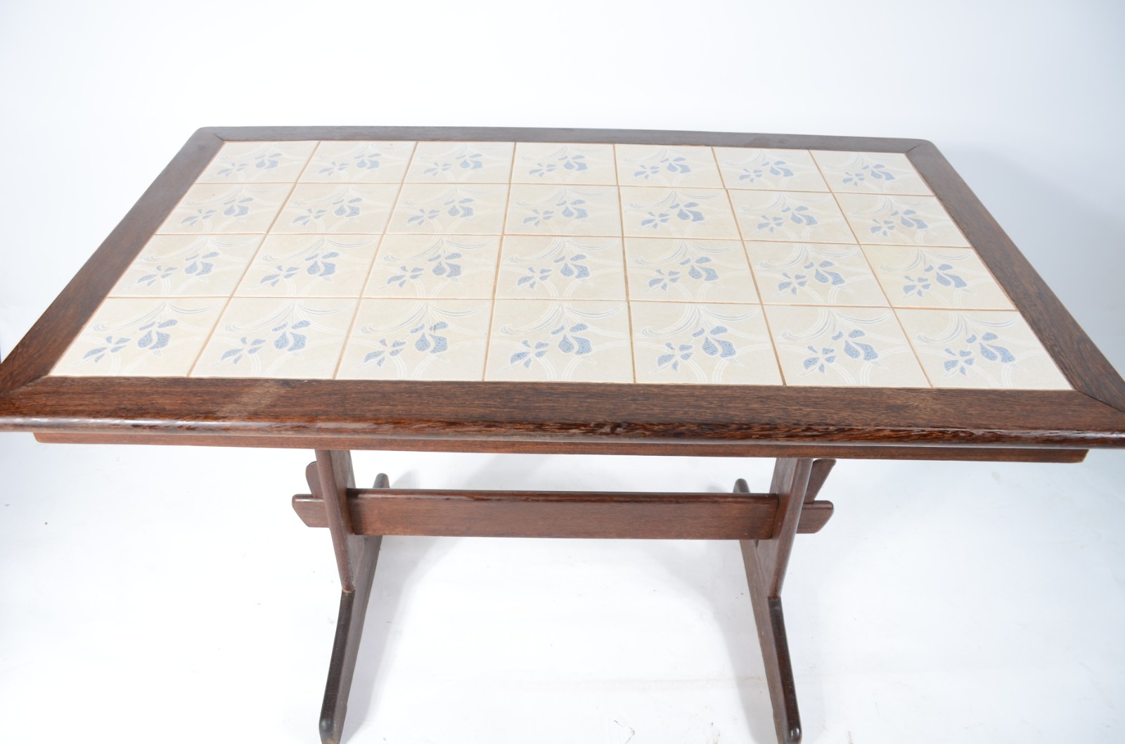 Conjunto com mesa de madeira e tampo forrado com azulejos, acompanham... - foto 7 de 9