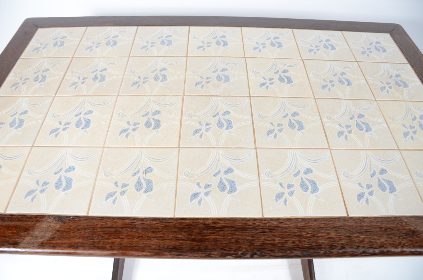Conjunto com mesa de madeira e tampo forrado com azulejos, acompanham... - foto 9 de 9