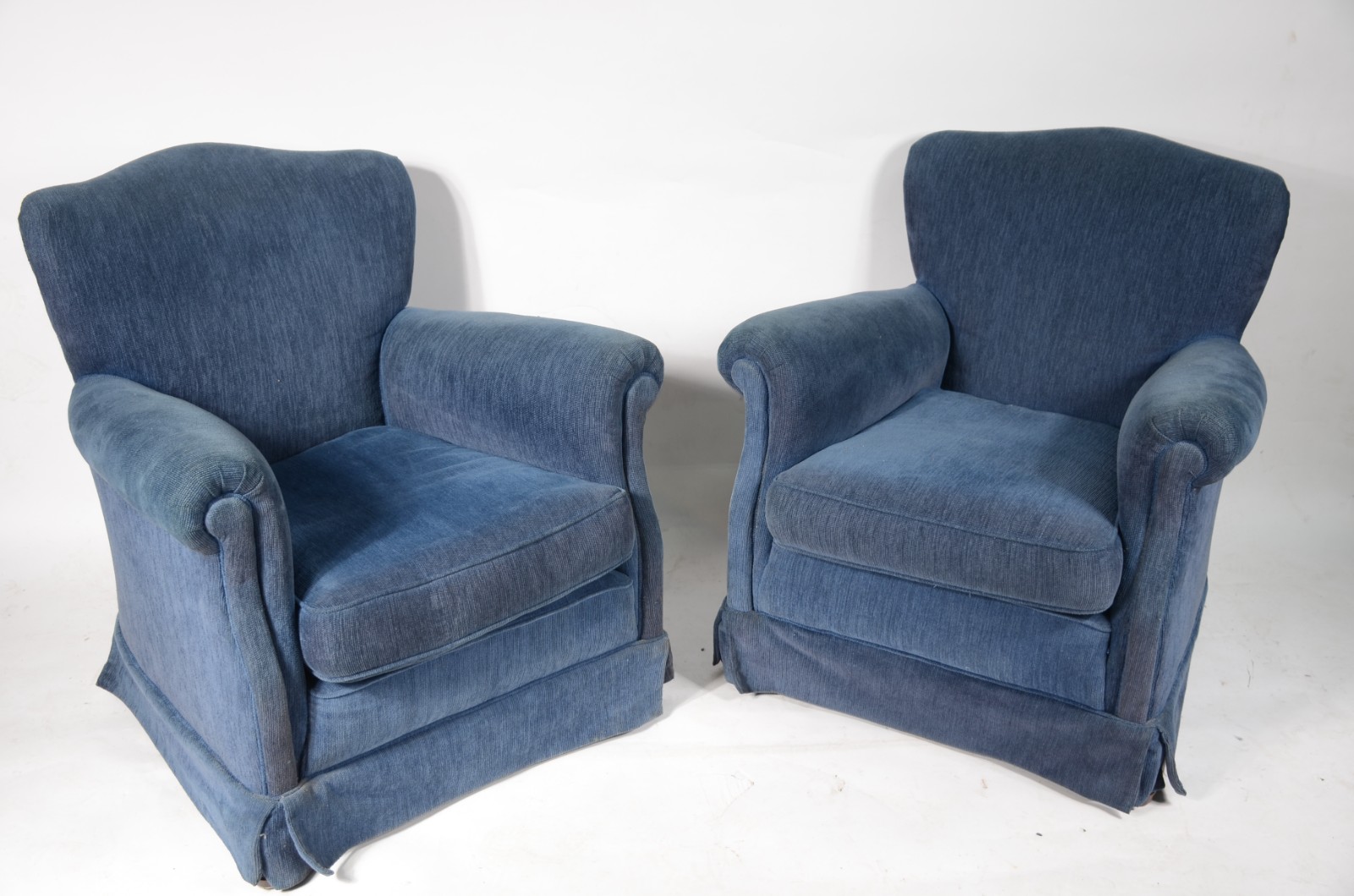 Par de poltronas estofadas e forradas com tecido na cor azul... - foto 1 de 6