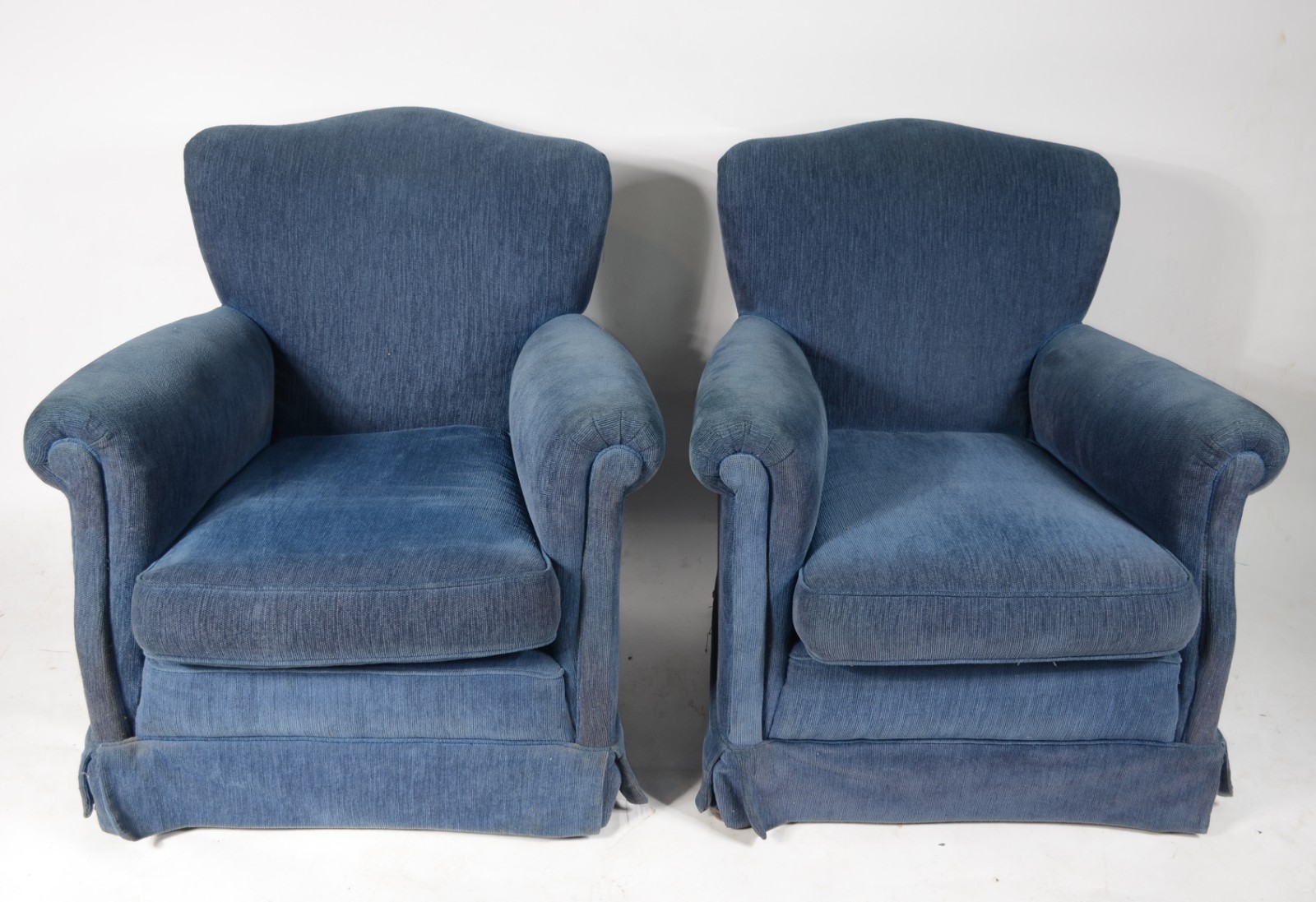 Par de poltronas estofadas e forradas com tecido na cor azul... - foto 2 de 6