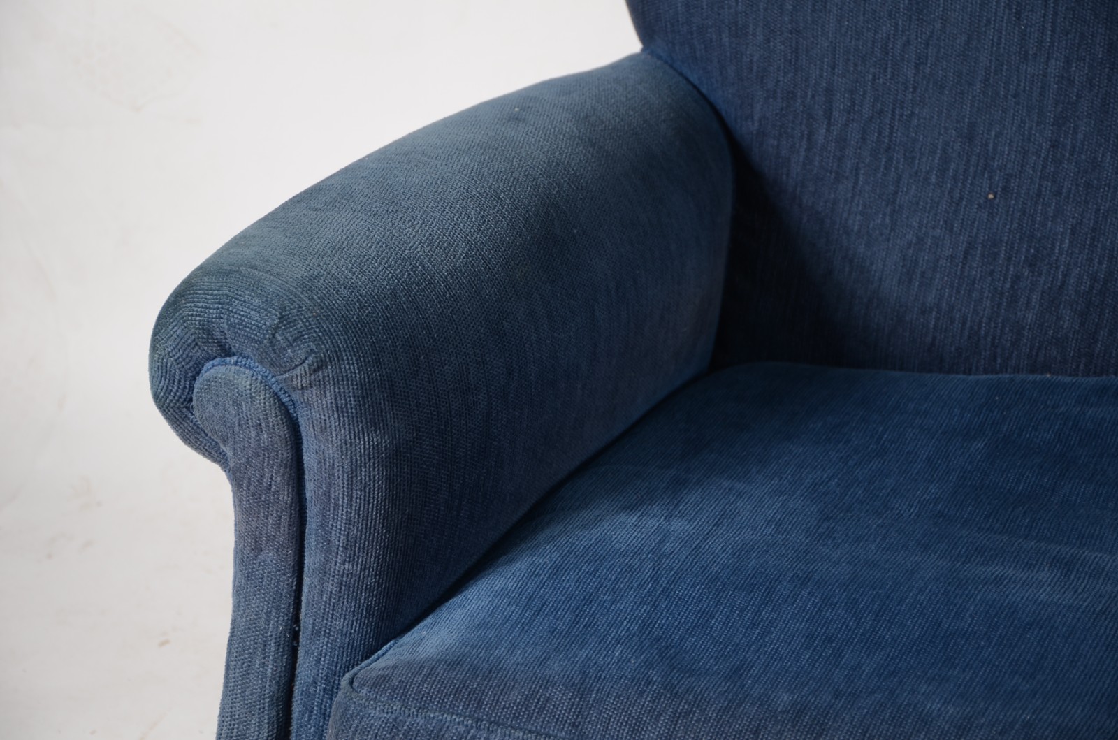 Par de poltronas estofadas e forradas com tecido na cor azul... - foto 3 de 6