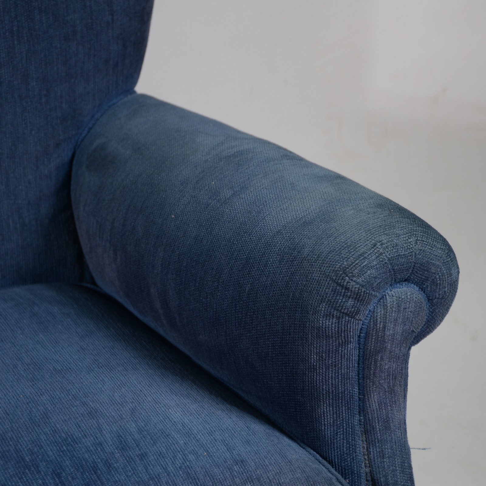 Par de poltronas estofadas e forradas com tecido na cor azul... - foto 4 de 6