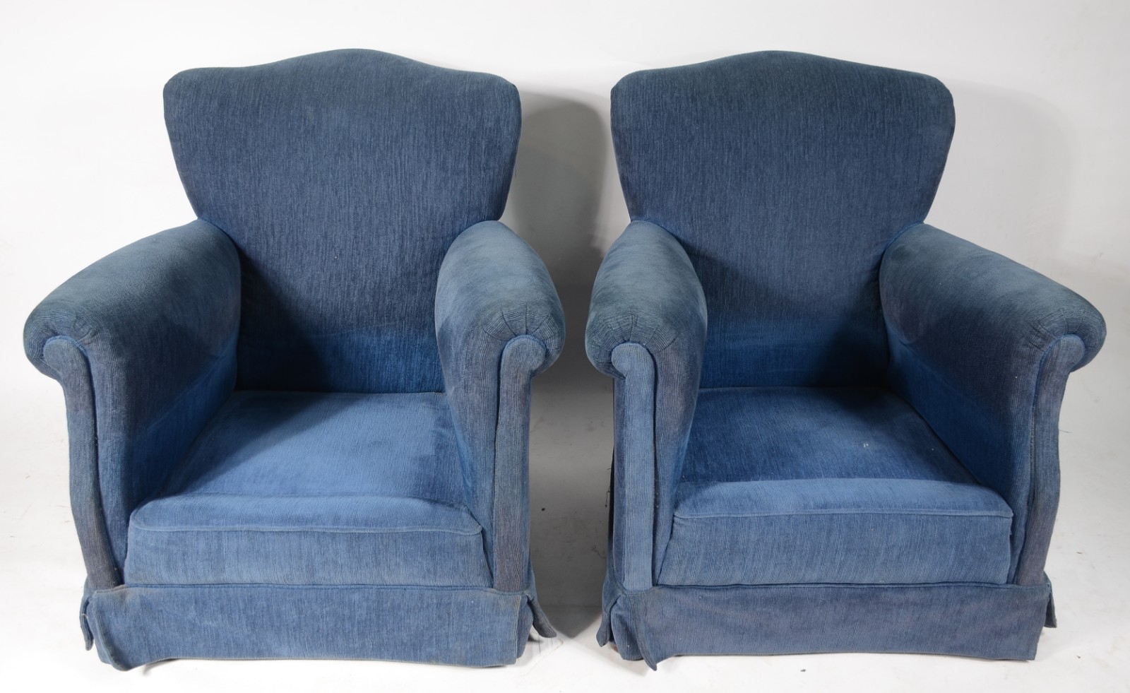 Par de poltronas estofadas e forradas com tecido na cor azul... - foto 5 de 6