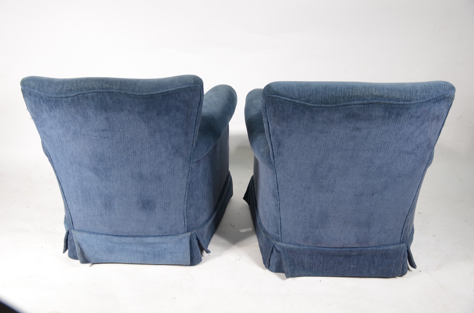 Par de poltronas estofadas e forradas com tecido na cor azul... - foto 6 de 6