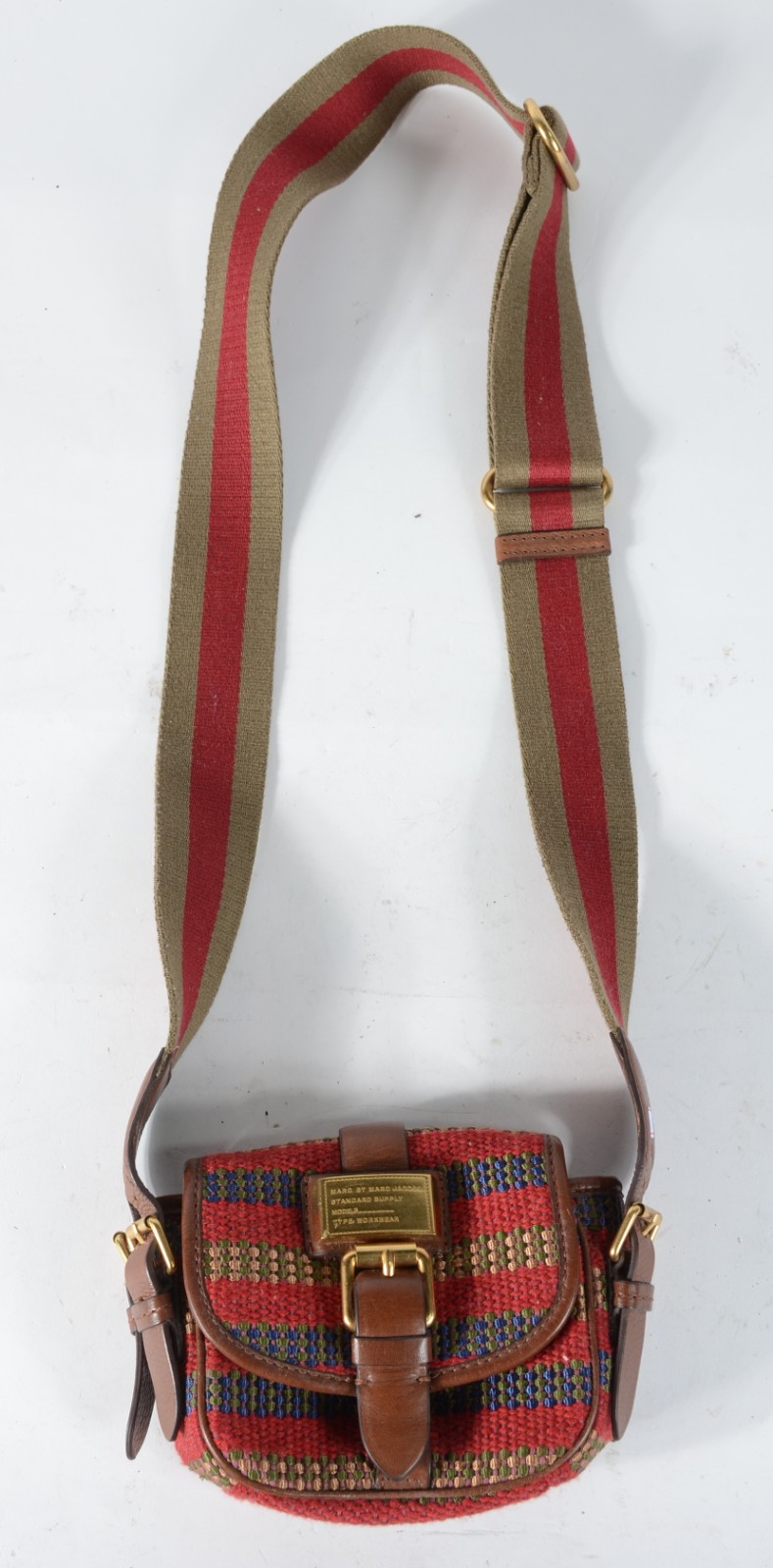 Bolsa de tecido com alça de ombro ajustável, aba de fechamento... - foto 1 de 9
