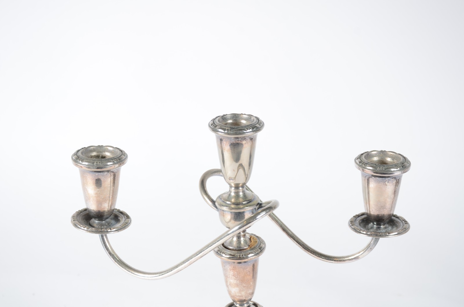 Par de candelabros para 3 velas cada de metal prateado. (desgastes) - foto 2 de 7