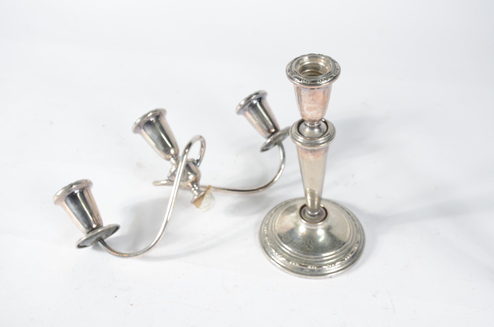 Par de candelabros para 3 velas cada de metal prateado. (desgastes) - foto 4 de 7