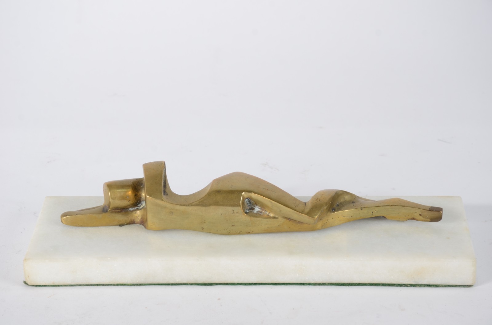 Escultura de bronze representando figura feminina, base de mármore - foto 1 de 6