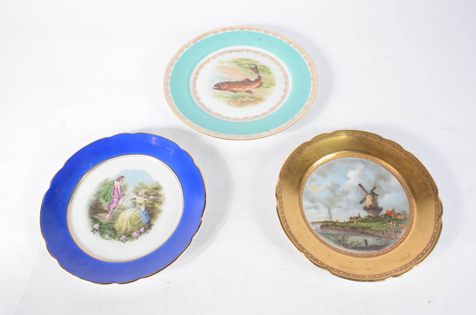 Tres pratos decorativos de porcelana de diversas procedências - foto 1 de 5