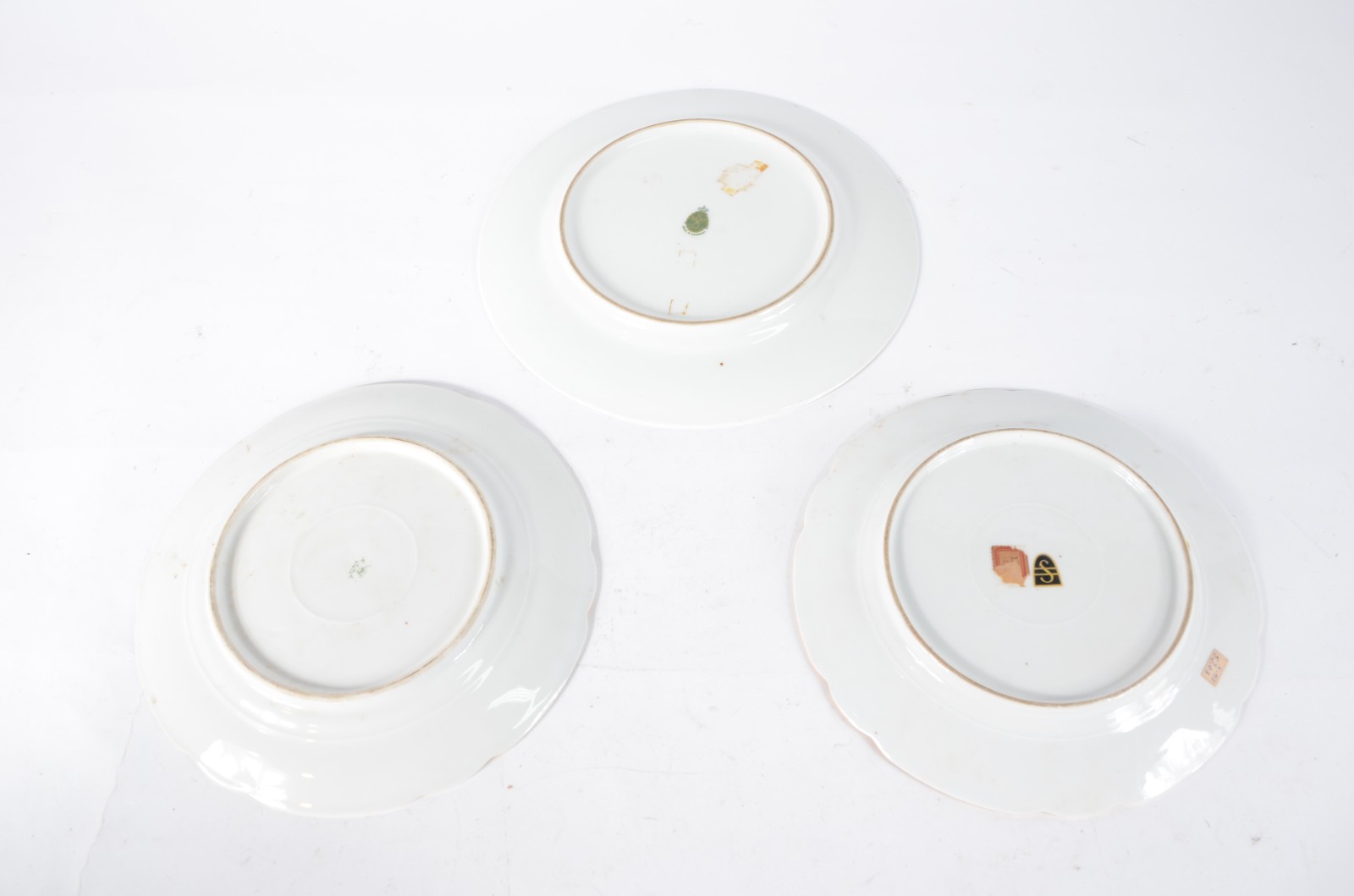 Tres pratos decorativos de porcelana de diversas procedências - foto 2 de 5