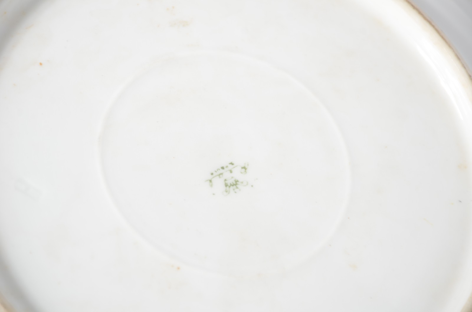 Tres pratos decorativos de porcelana de diversas procedências - foto 4 de 5
