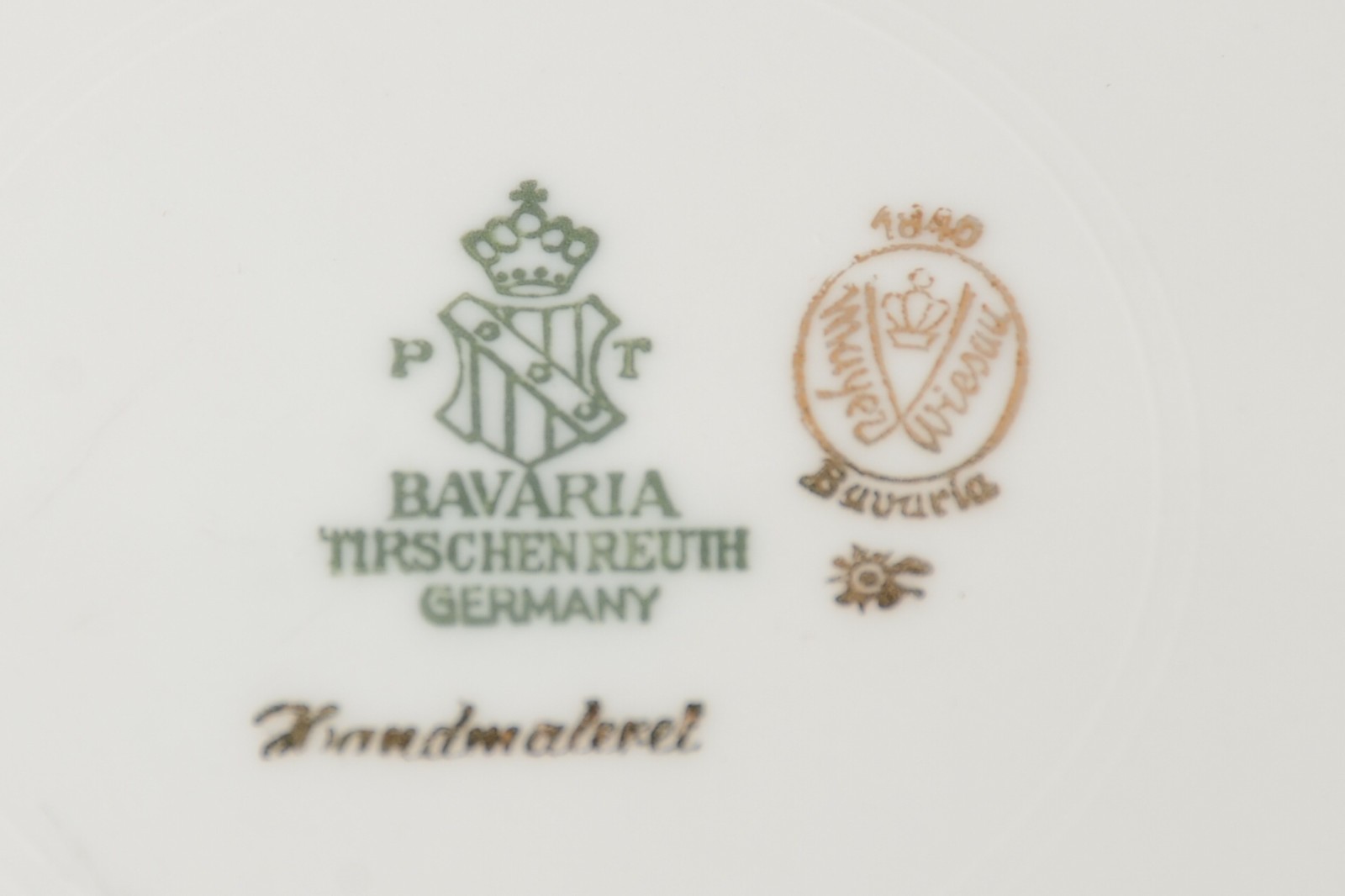 Tres pratos decorativos de porcelana da Bavaria, sendo um par com... - foto 5 de 7
