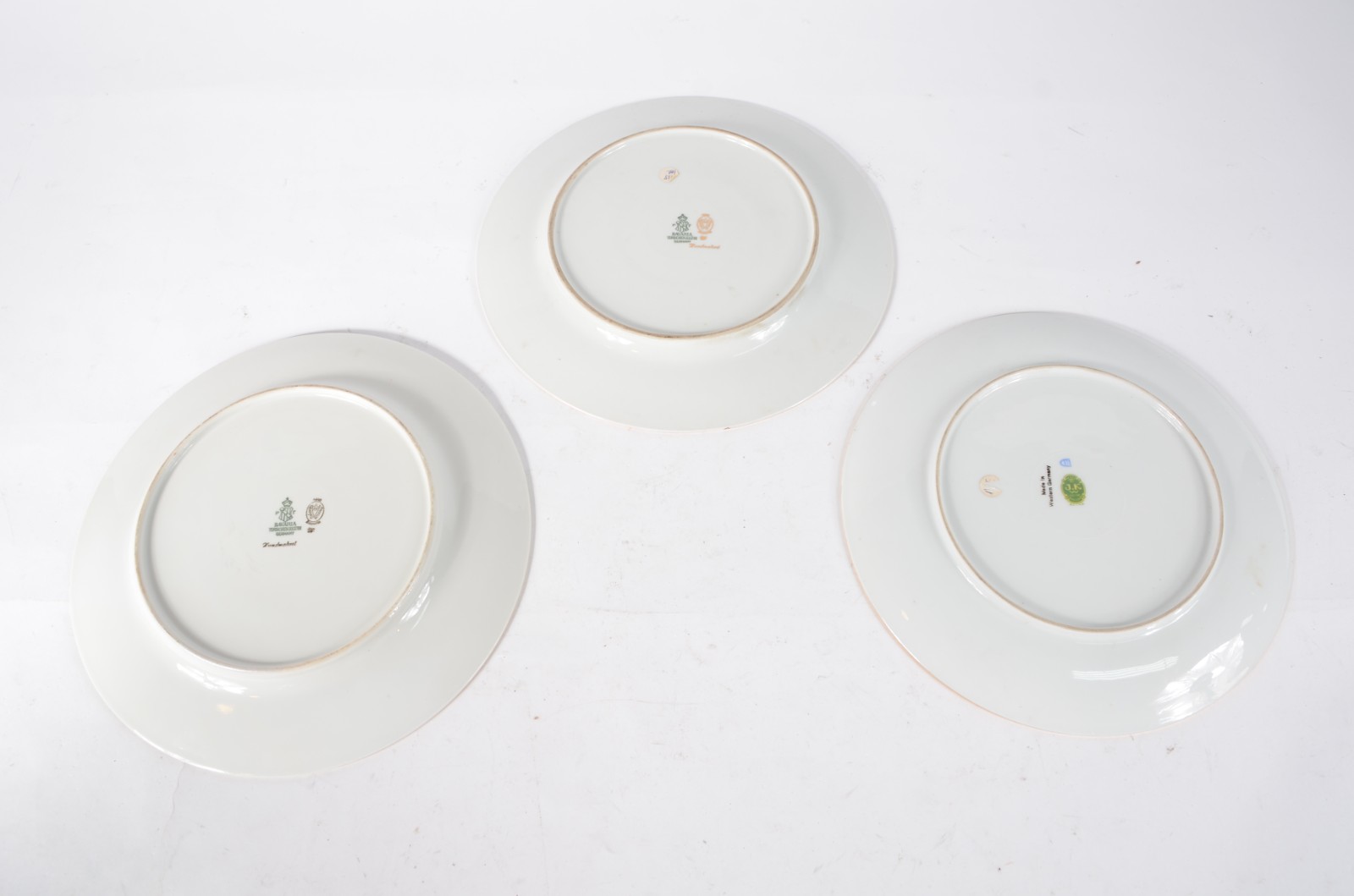 Tres pratos decorativos de porcelana da Bavaria, sendo um par com... - foto 6 de 7