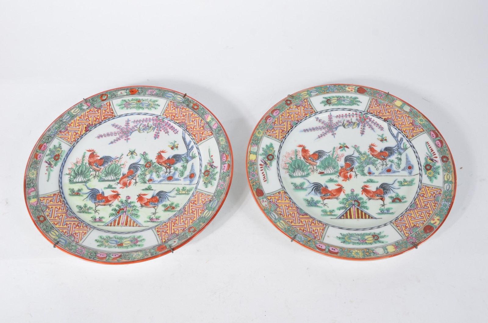Par de pratos de porcelana oriental de Macau decoradores com galos e... - foto 1 de 6