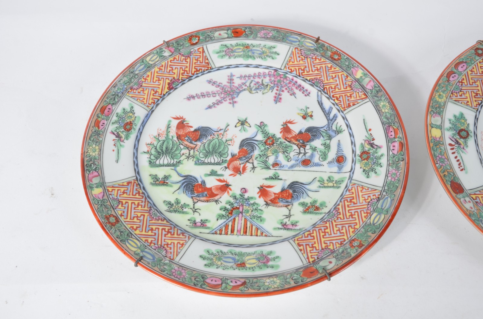 Par de pratos de porcelana oriental de Macau decoradores com galos e... - foto 3 de 6