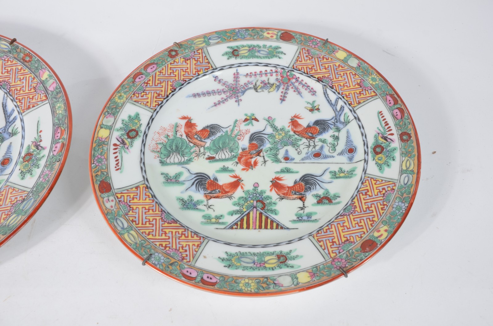 Par de pratos de porcelana oriental de Macau decoradores com galos e... - foto 2 de 6