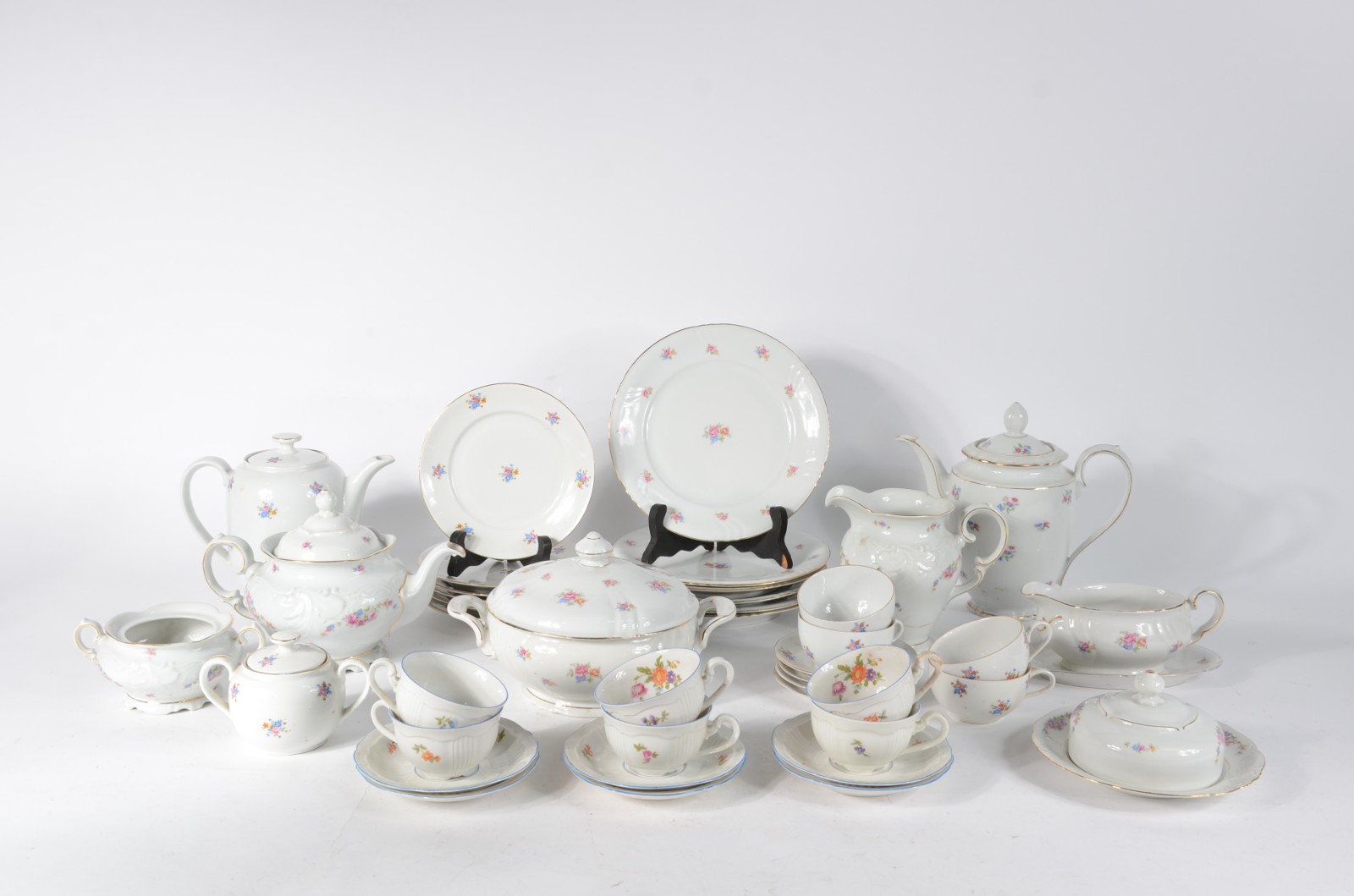 Partes de serviços de porcelana, sendo um da Bavaria composto de: 4... - foto 1 de 10