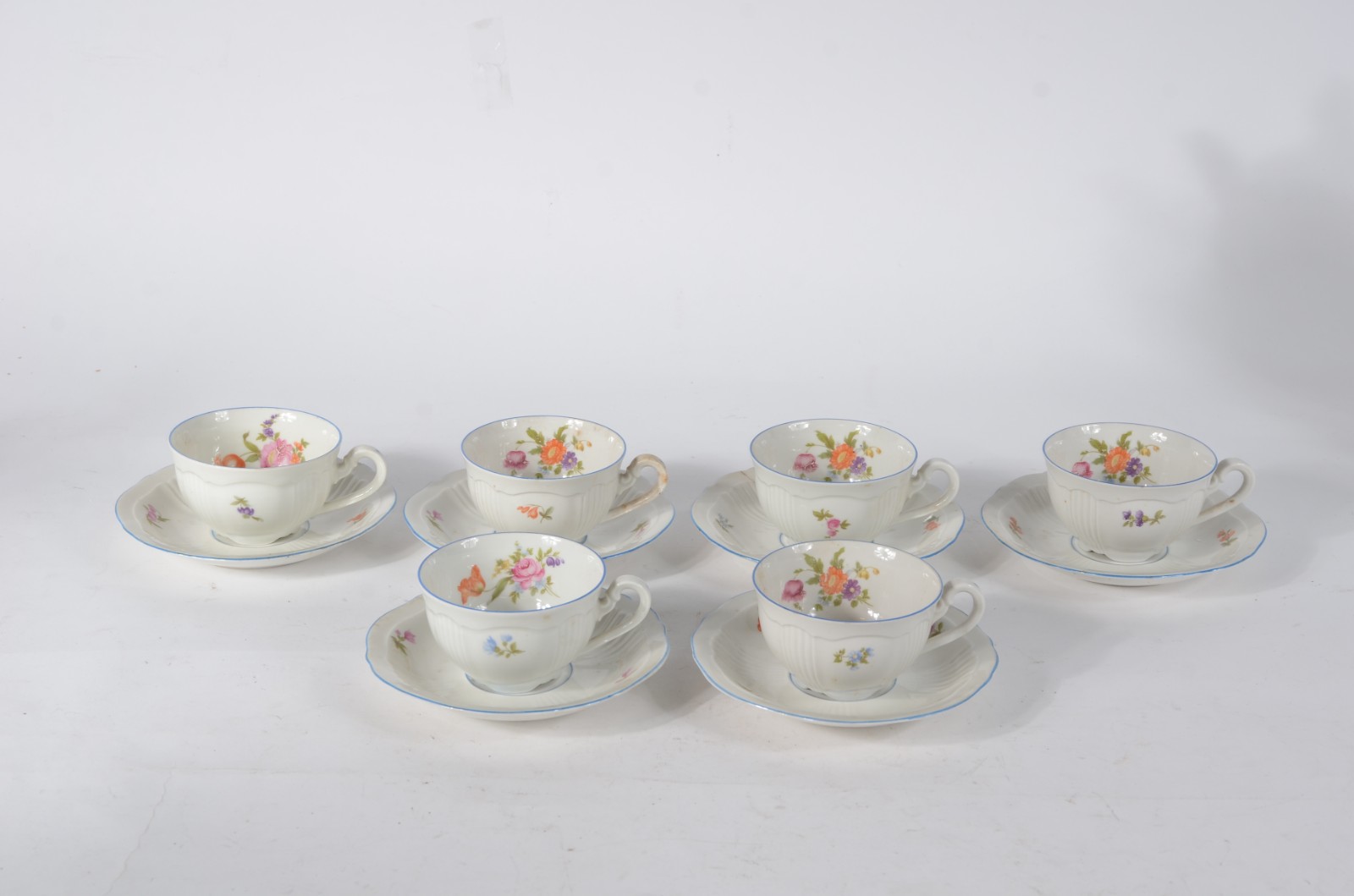 Partes de serviços de porcelana, sendo um da Bavaria composto de: 4... - foto 5 de 10