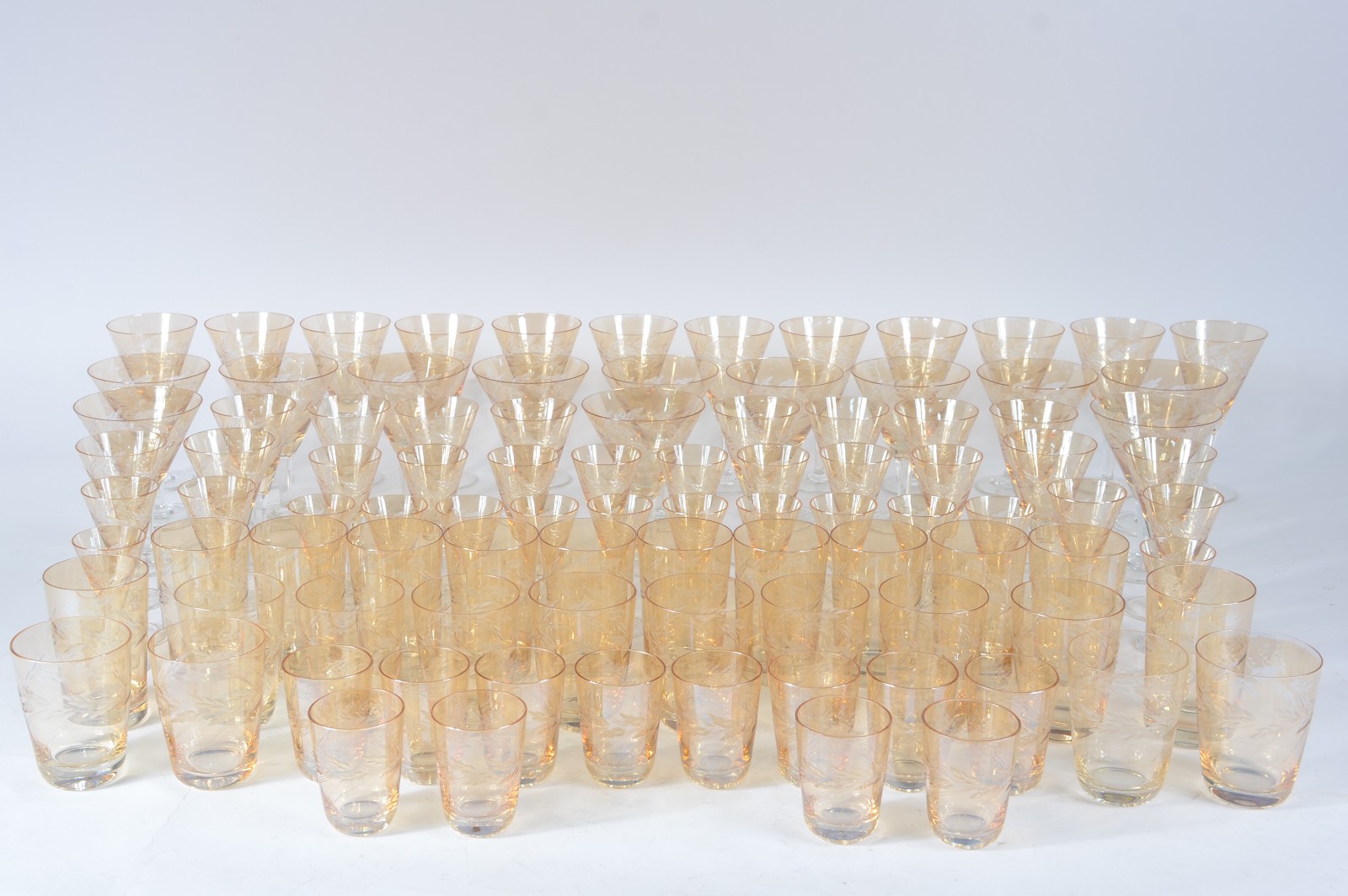 Serviço de taças de cristal lapidado com 96 peças, sendo: 12 para... - foto 1 de 4