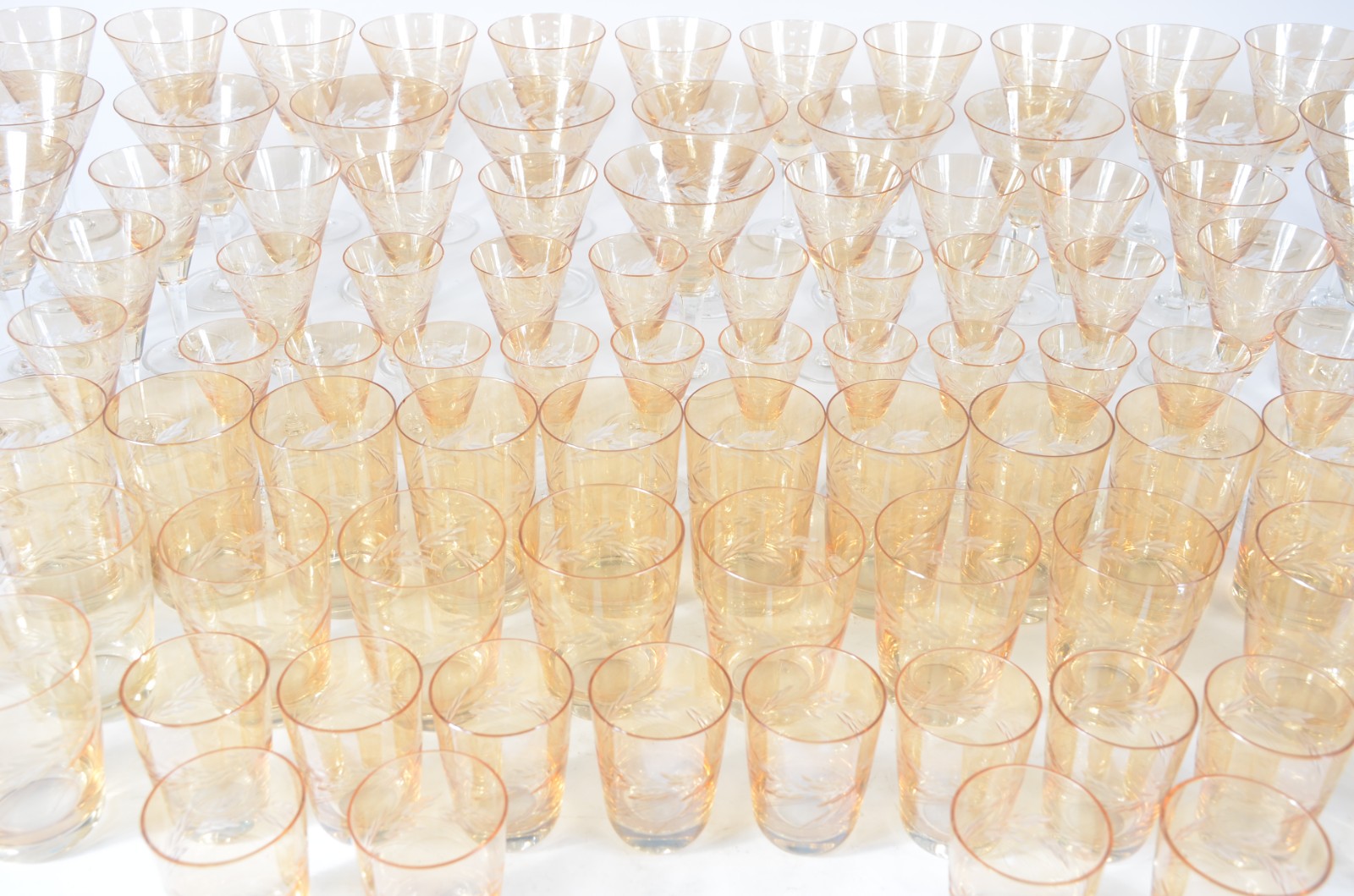 Serviço de taças de cristal lapidado com 96 peças, sendo: 12 para... - foto 3 de 4