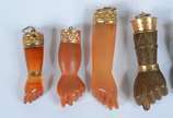 Coleção com 6 figas com detalhes em ouro baixo,... - Coleção com 6 figas com detalhes em ouro baixo, ditas "jóias de crioula", e um pequeno pingente com figura masculina. Total 7 peças. Medida da m...